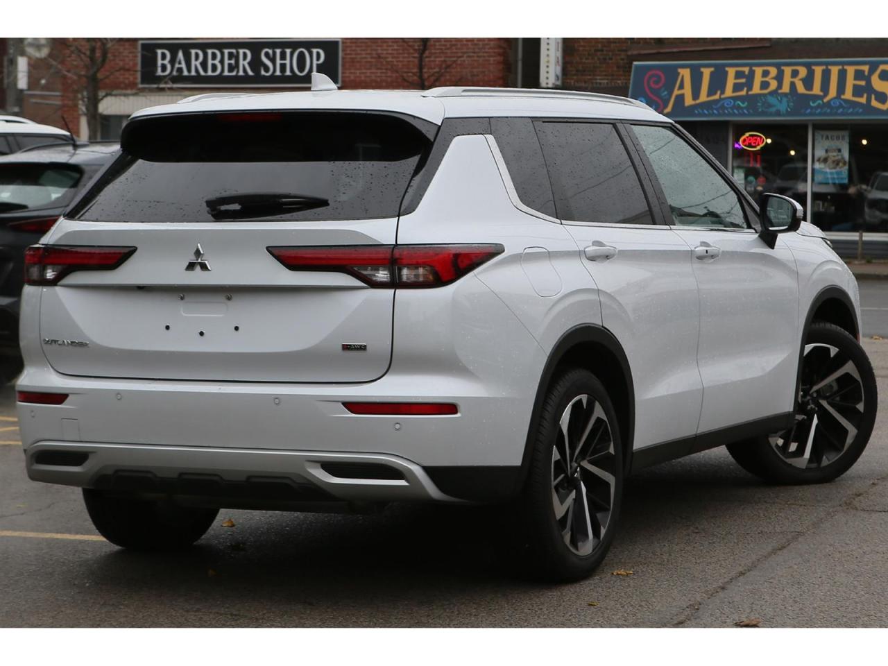 2024 Mitsubishi Outlander SEL Edition AWD | 7- Passenegr | Pano Roof | Dimond Stitching Seats | One Owner Local car Photo