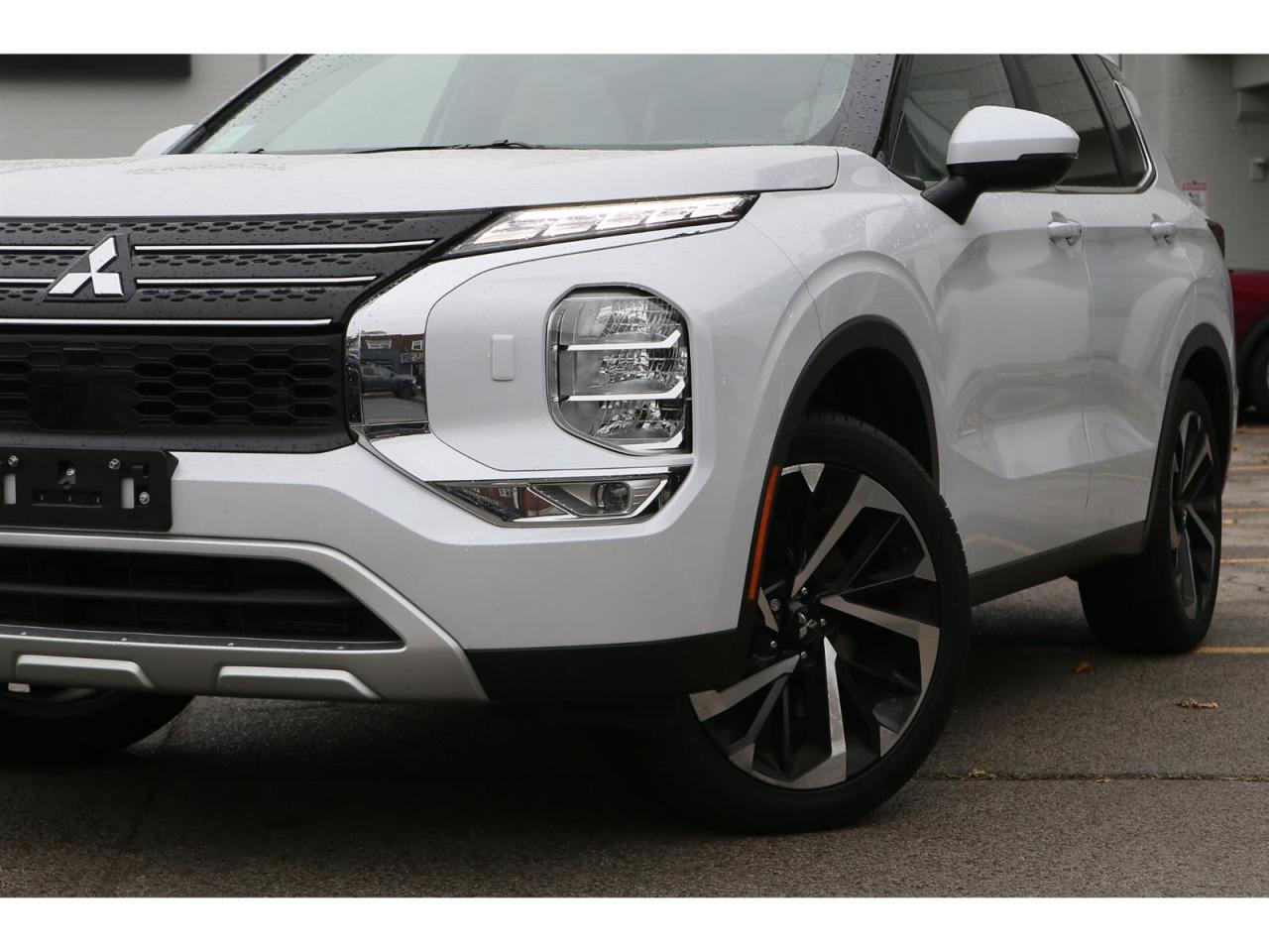 2024 Mitsubishi Outlander SEL Edition AWD | 7- Passenegr | Pano Roof | Dimond Stitching Seats | One Owner Local car Photo