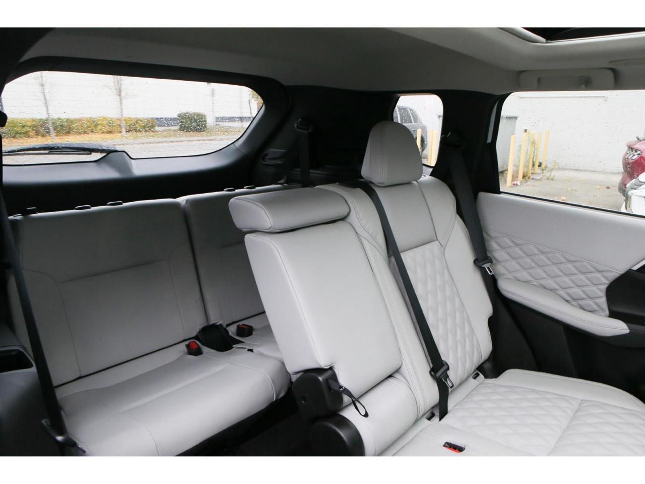 2024 Mitsubishi Outlander SEL Edition AWD | 7- Passenegr | Pano Roof | Dimond Stitching Seats | One Owner Local car Photo