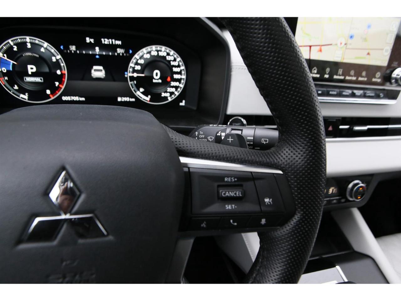 2024 Mitsubishi Outlander SEL Edition AWD | 7- Passenegr | Pano Roof | Dimond Stitching Seats | One Owner Local car Photo