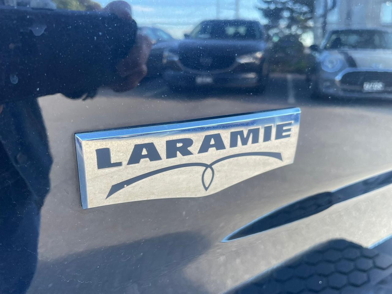 2015 RAM 1500 4WD Crew Cab 140.5" Laramie NAVIGATION LEATHER Photo2