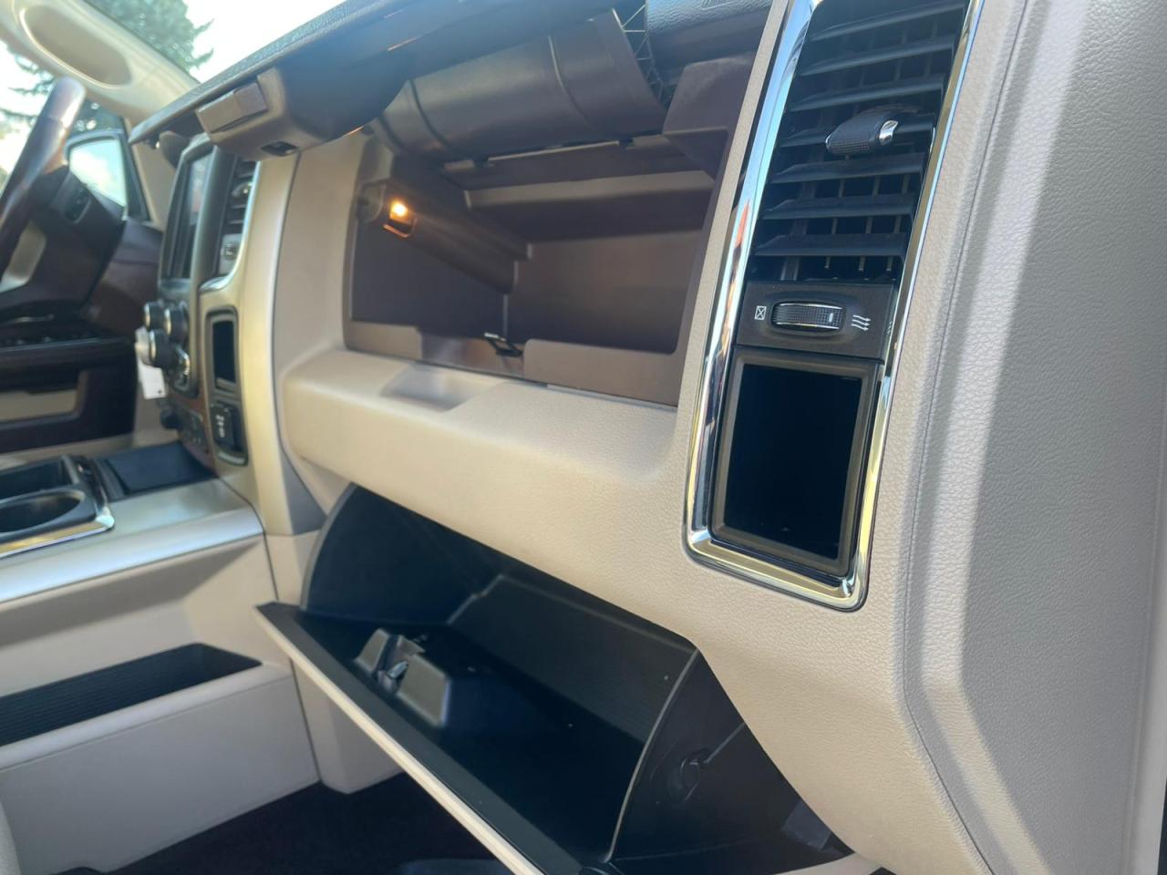 2015 RAM 1500 4WD Crew Cab 140.5" Laramie NAVIGATION LEATHER - Photo #34