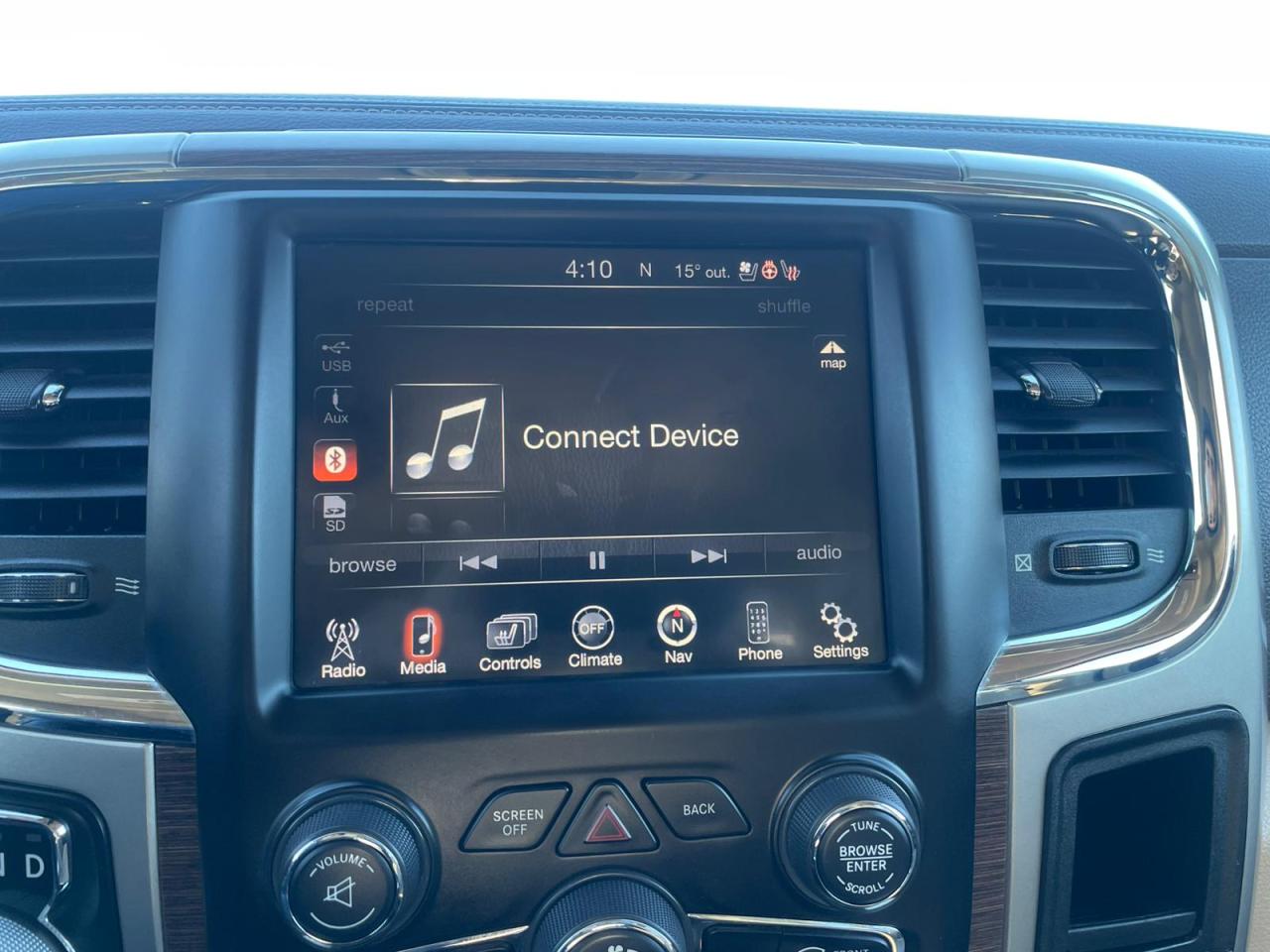 2015 RAM 1500 4WD Crew Cab 140.5" Laramie NAVIGATION LEATHER - Photo #21