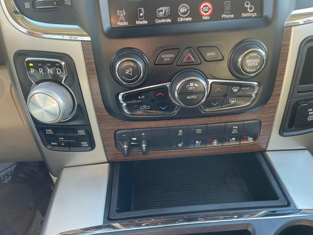 2015 RAM 1500 4WD Crew Cab 140.5" Laramie NAVIGATION LEATHER - Photo #16