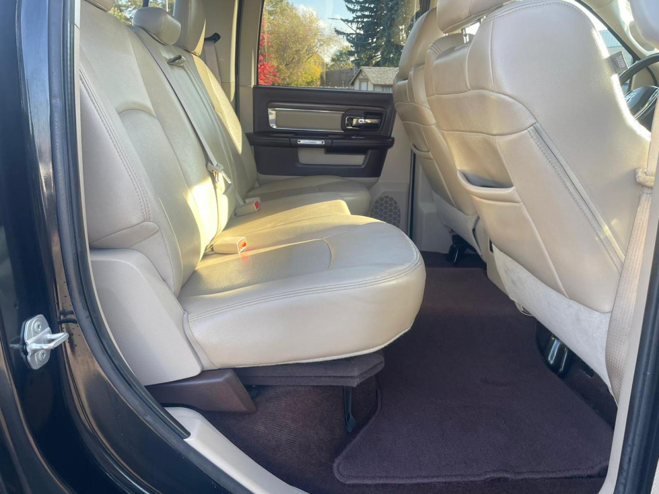 2015 RAM 1500 4WD Crew Cab 140.5" Laramie NAVIGATION LEATHER - Photo #32