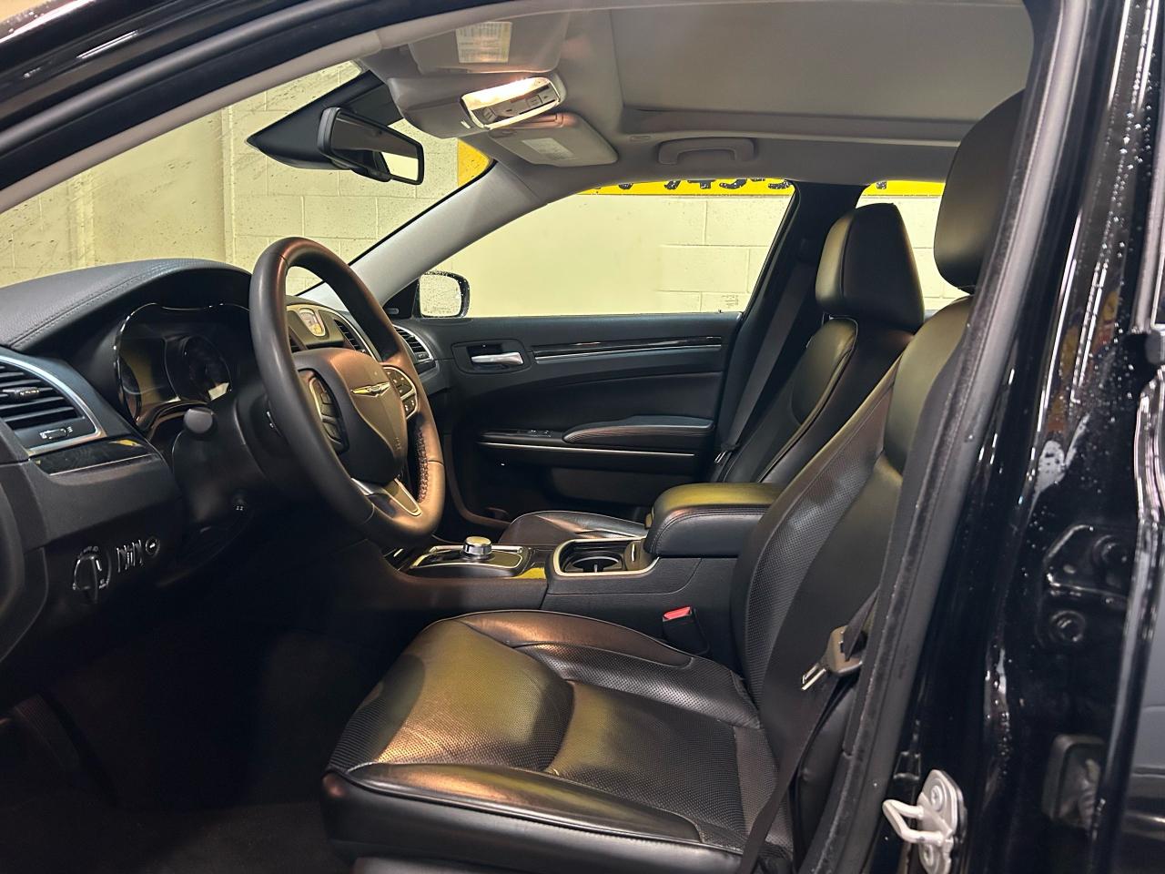 2023 Chrysler 300 300 TOURING L - Photo #8