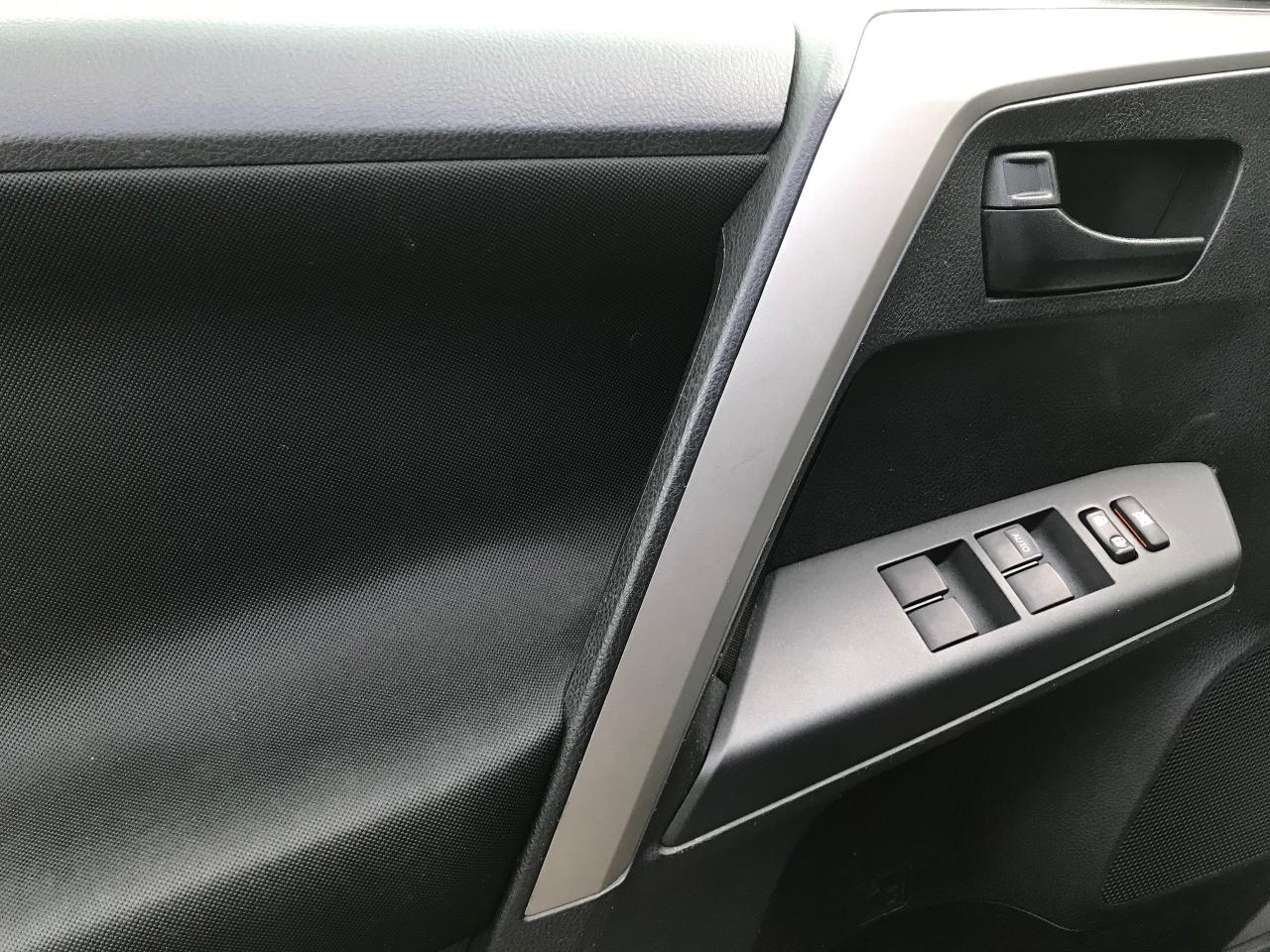 2016 Toyota RAV4  AWD  Photo4