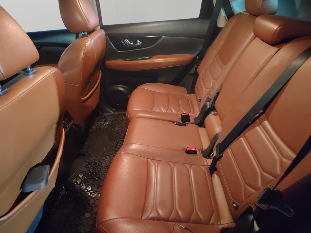 2017 Nissan Rogue SL Platinum Photo4