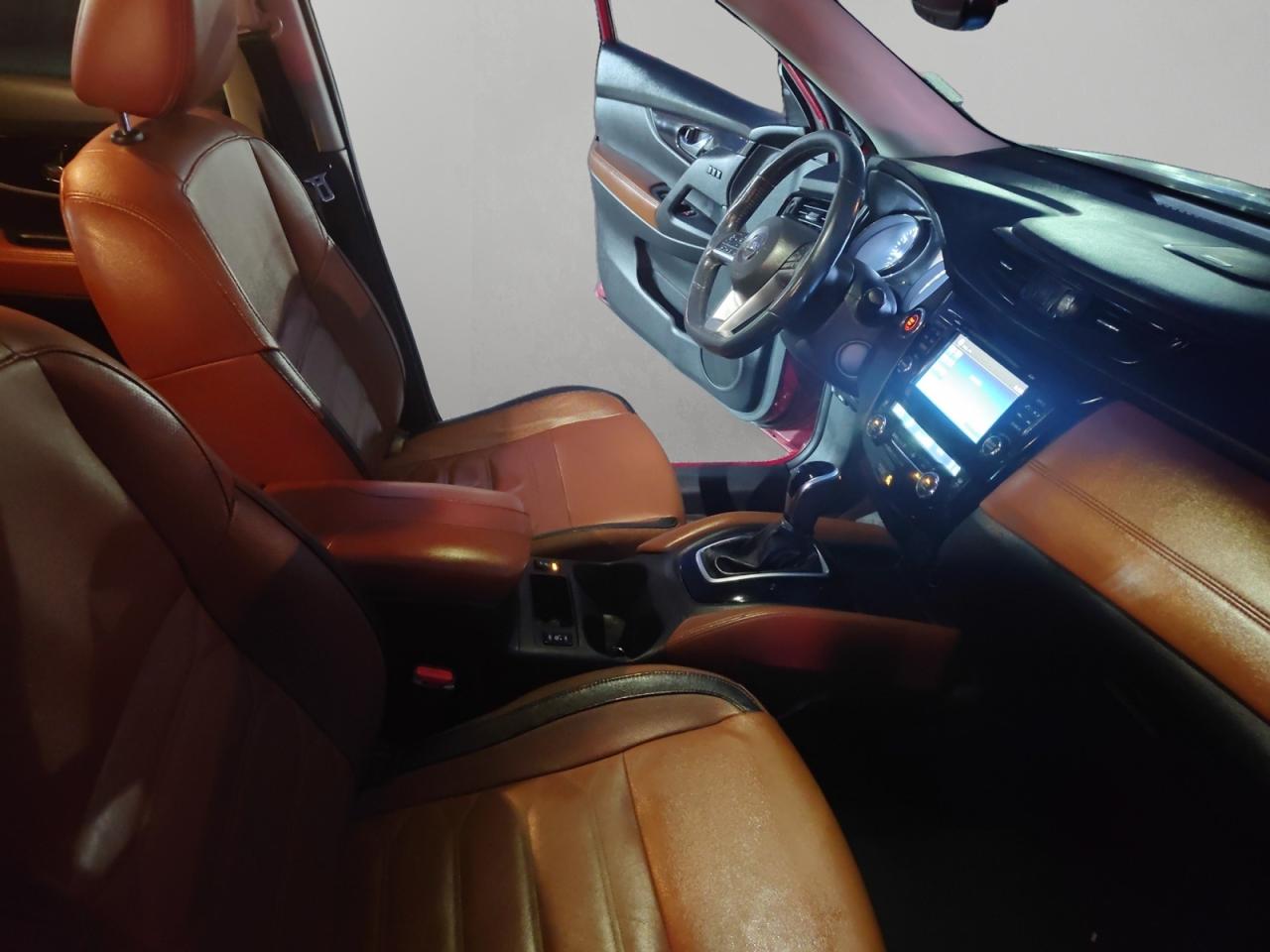 2017 Nissan Rogue SL Platinum Photo3