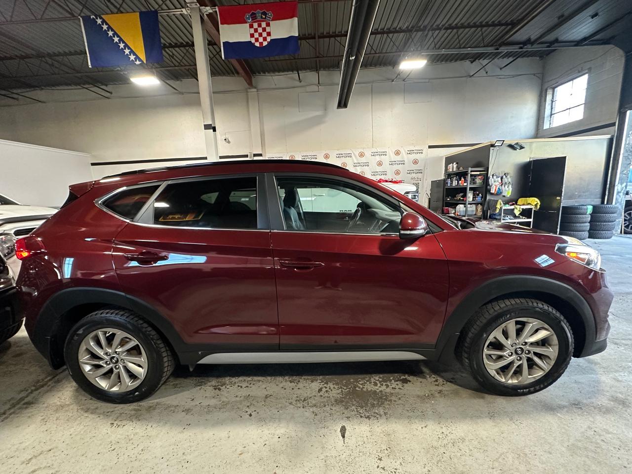 2017 Hyundai Tucson AWD 4dr 2.0L 4CYL LUXURY PKG | PANO SUNROOF Photo3