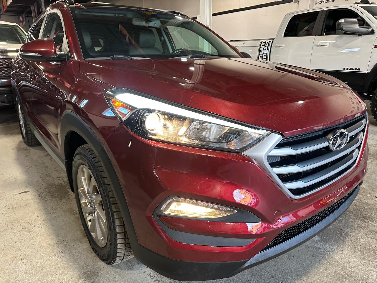 2017 Hyundai Tucson AWD 4dr 2.0L 4CYL LUXURY PKG | PANO SUNROOF Photo2