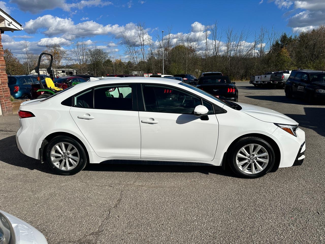 2024 Toyota Corolla SE HTD Cloth CarPlay AAuto BackupCam FM/XM A/C Photo4