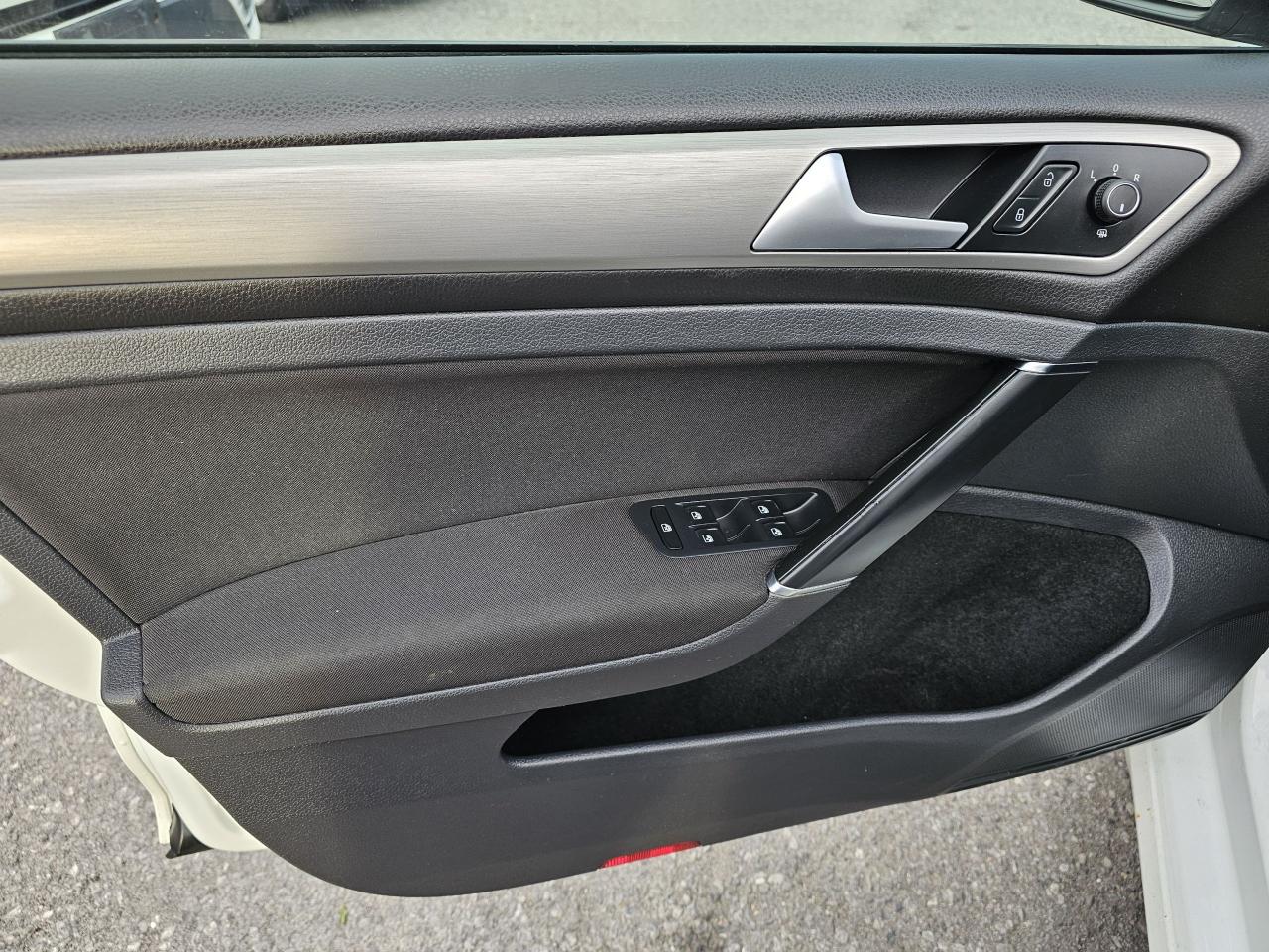 2016 Volkswagen Golf 5dr HB Auto 1.8 TSI Trendline, Backup Camera, 218K - Photo #16