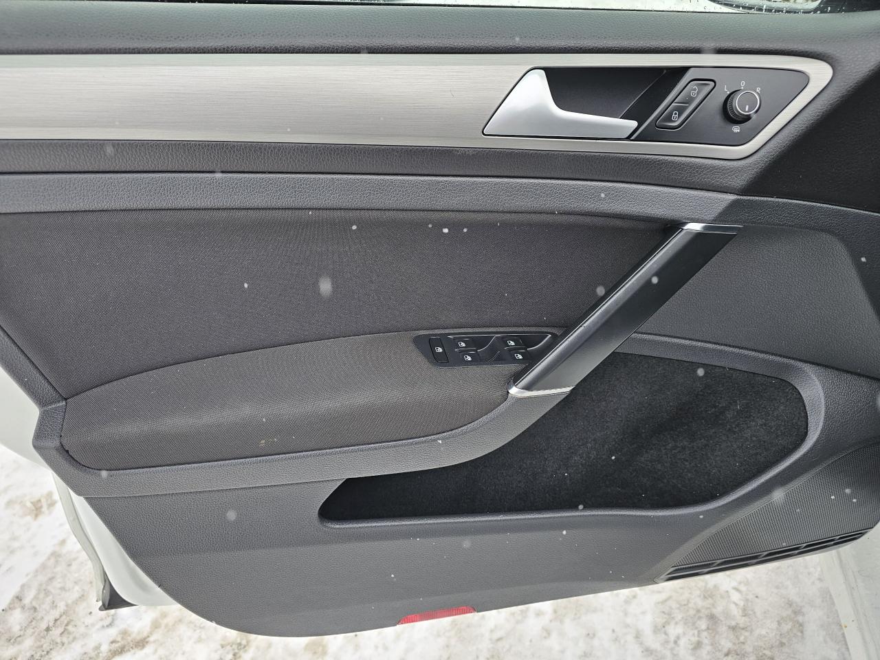 2016 Volkswagen Golf 5dr HB Auto 1.8 TSI Trendline, Backup Camera, 218K Photo