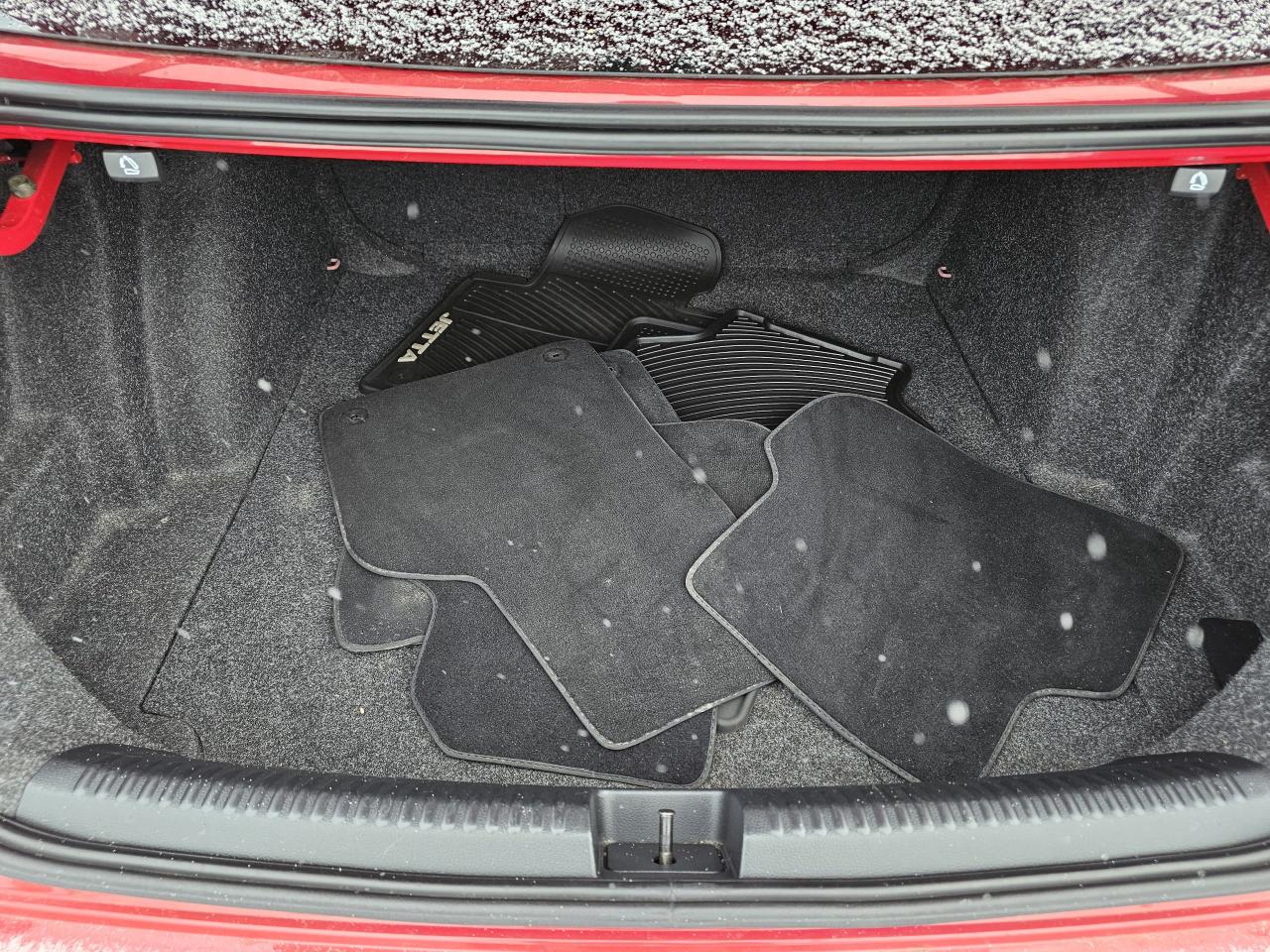 2016 Volkswagen Jetta Trendline, AUTO/BACKUP CAMERA/BEAUTIFUL CAR/CERT Photo