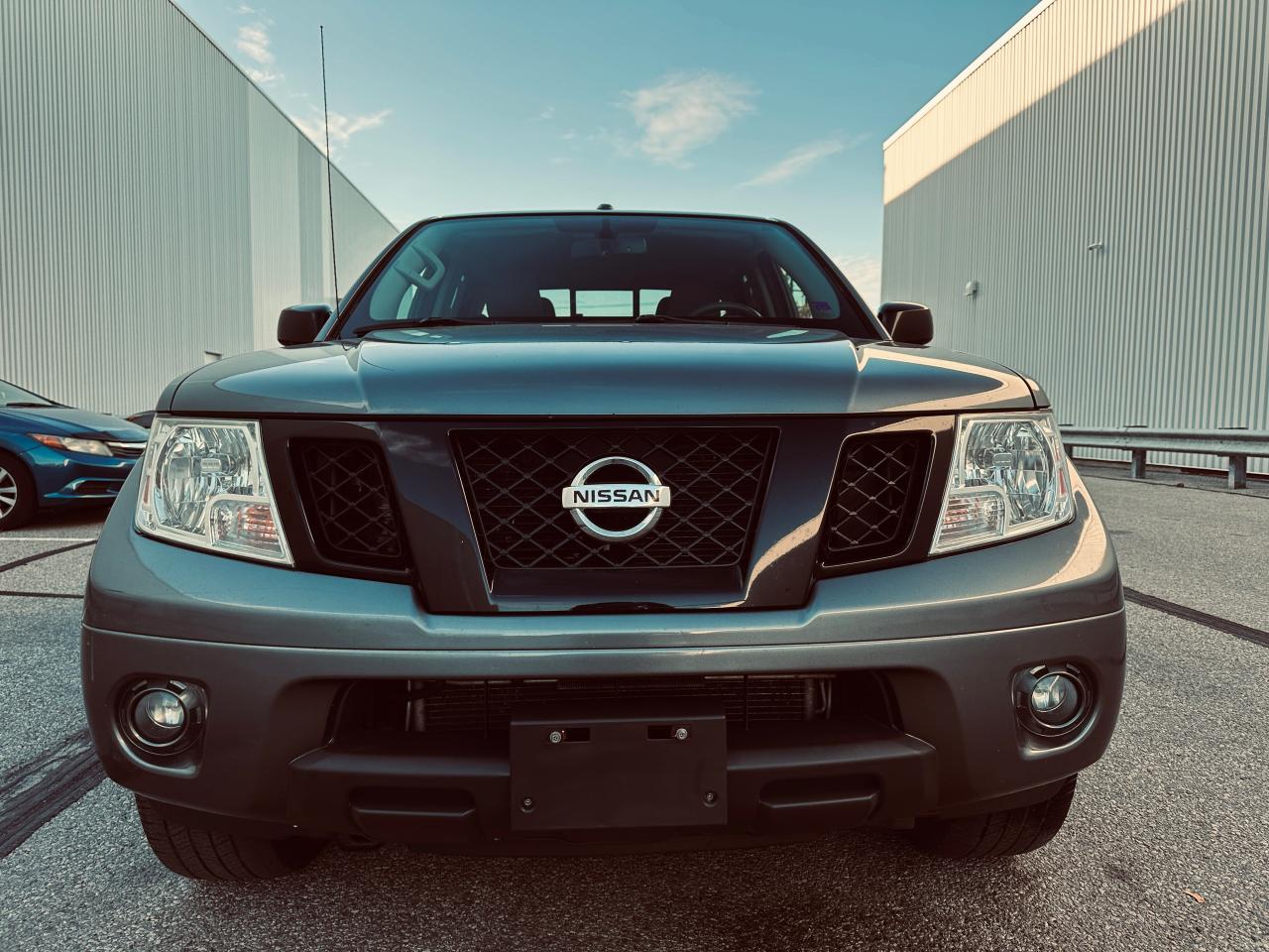 2018 Nissan Frontier Midnight Edition  Crew Cab Photo4