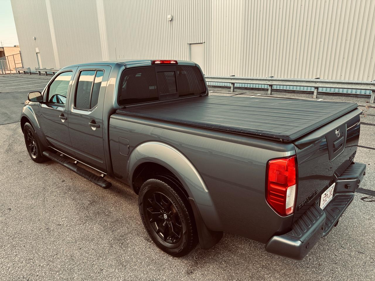 2018 Nissan Frontier Midnight Edition  Crew Cab Photo3