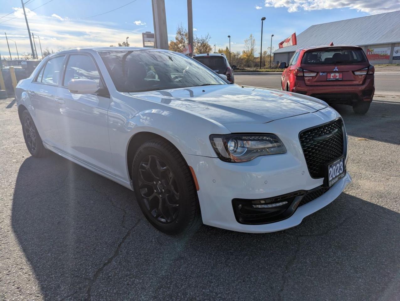 2023 Chrysler 300 300S AWD WITH PANARAMIC SUNROOF!! Photo4