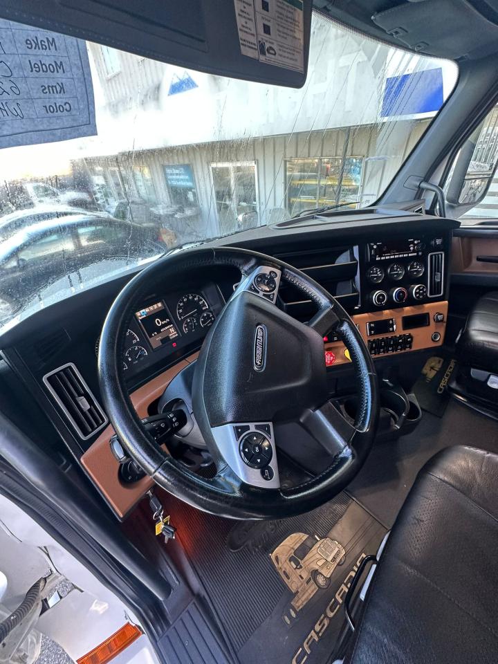 2024 Freightliner CASCADIA  - Photo #9