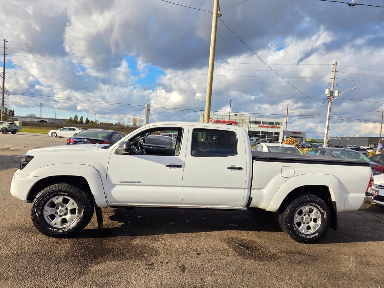 2015 Toyota Tacoma CREW CAB, 4X4, V6, ALLOYS, NO ACCIDENT, CERTIFIED - Photo #2