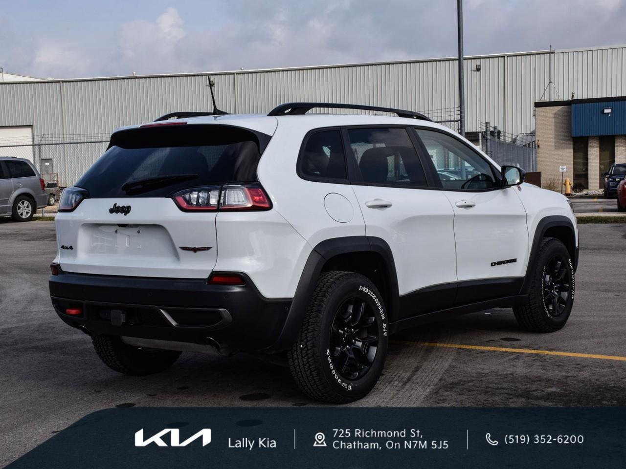 2023 Jeep Cherokee Trailhawk New Arrival | Clean CarFax | Low KMs | Leather | Nav | Roof Photo