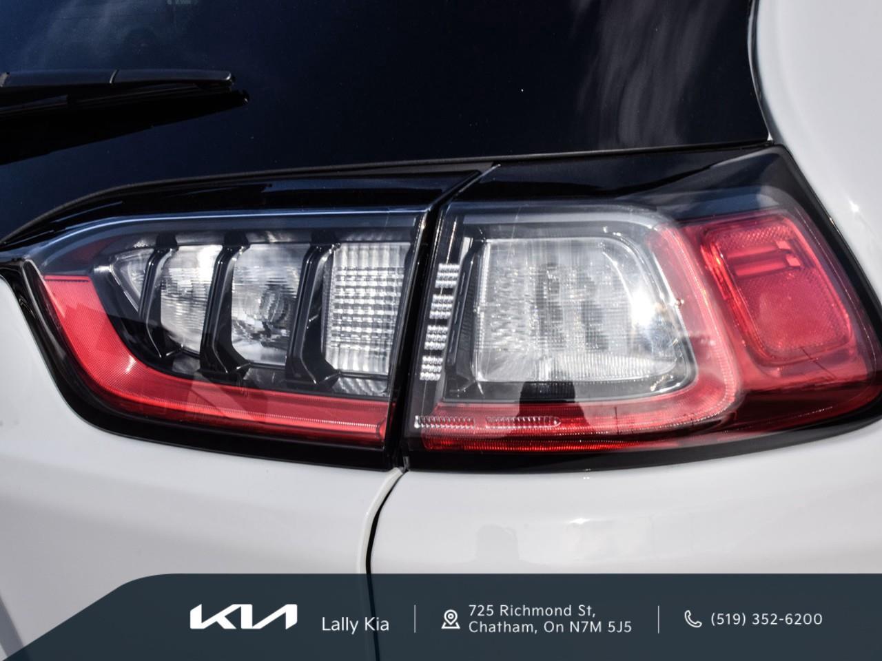 2023 Jeep Cherokee Trailhawk New Arrival | Clean CarFax | Low KMs | Leather | Nav | Roof Photo