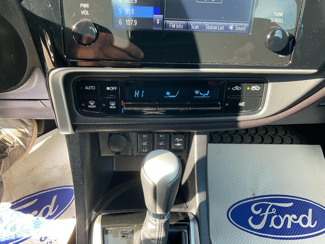 2017 Toyota Corolla LE Photo5