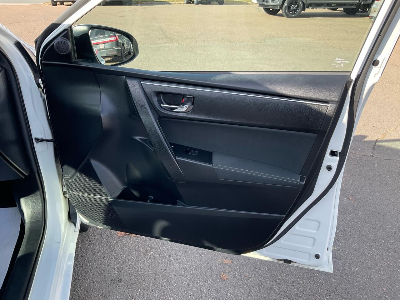 2017 Toyota Corolla LE Photo5