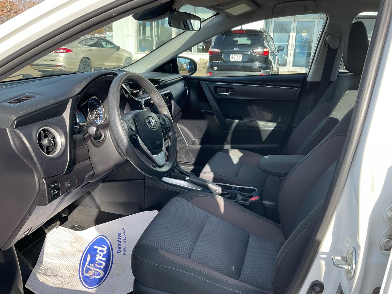 2017 Toyota Corolla LE Photo5