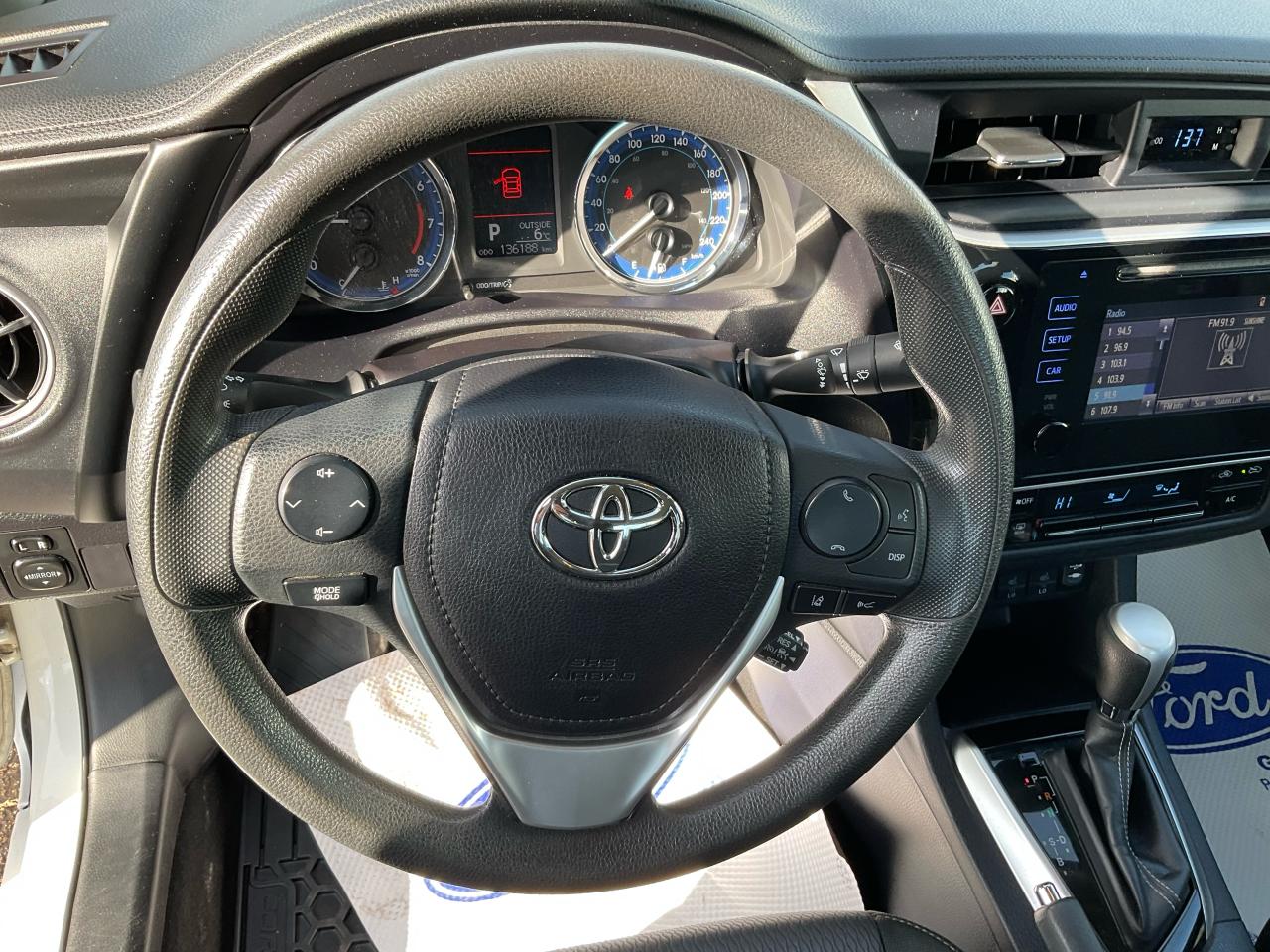 2017 Toyota Corolla LE Photo5