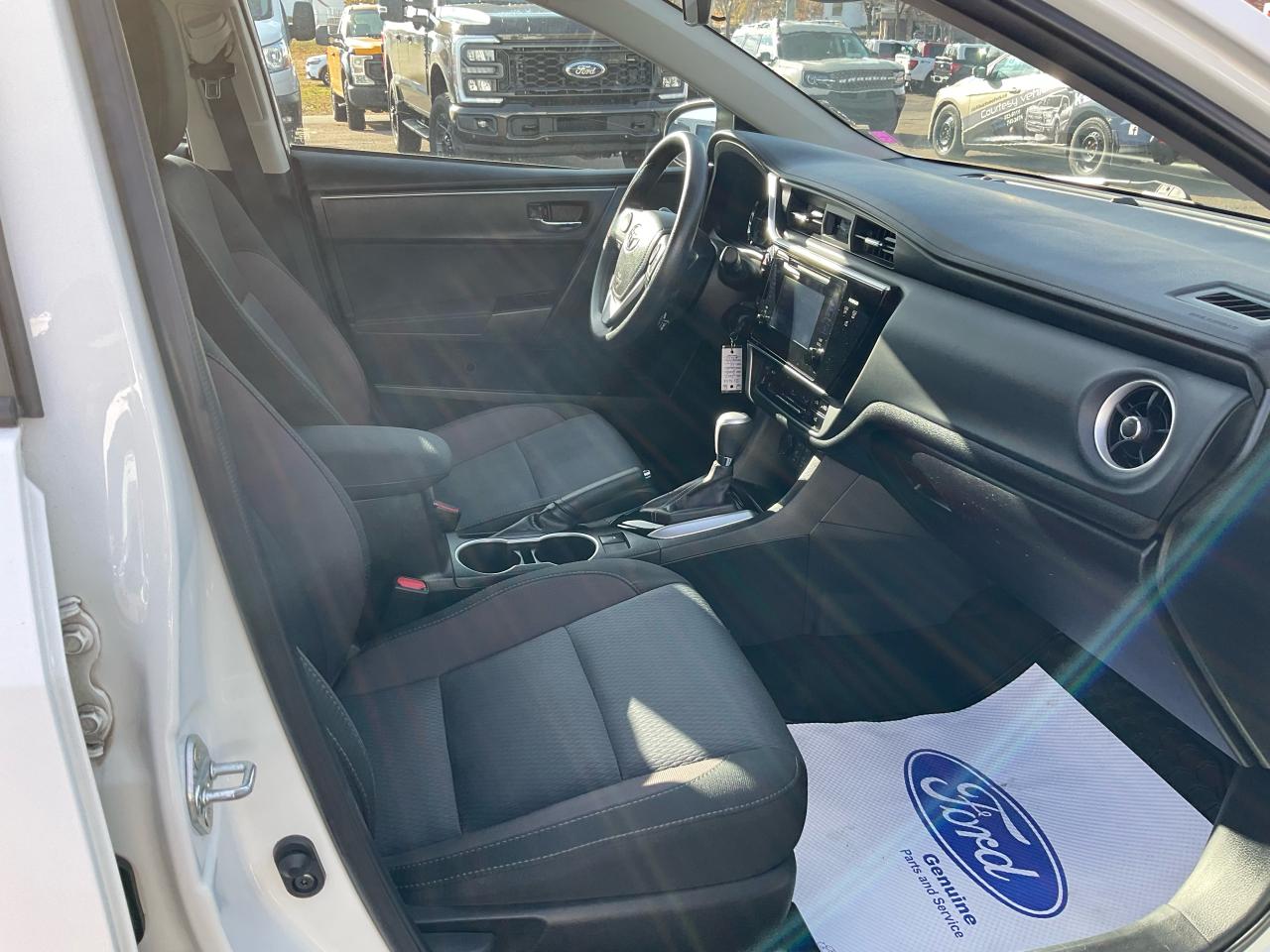 2017 Toyota Corolla LE Photo5