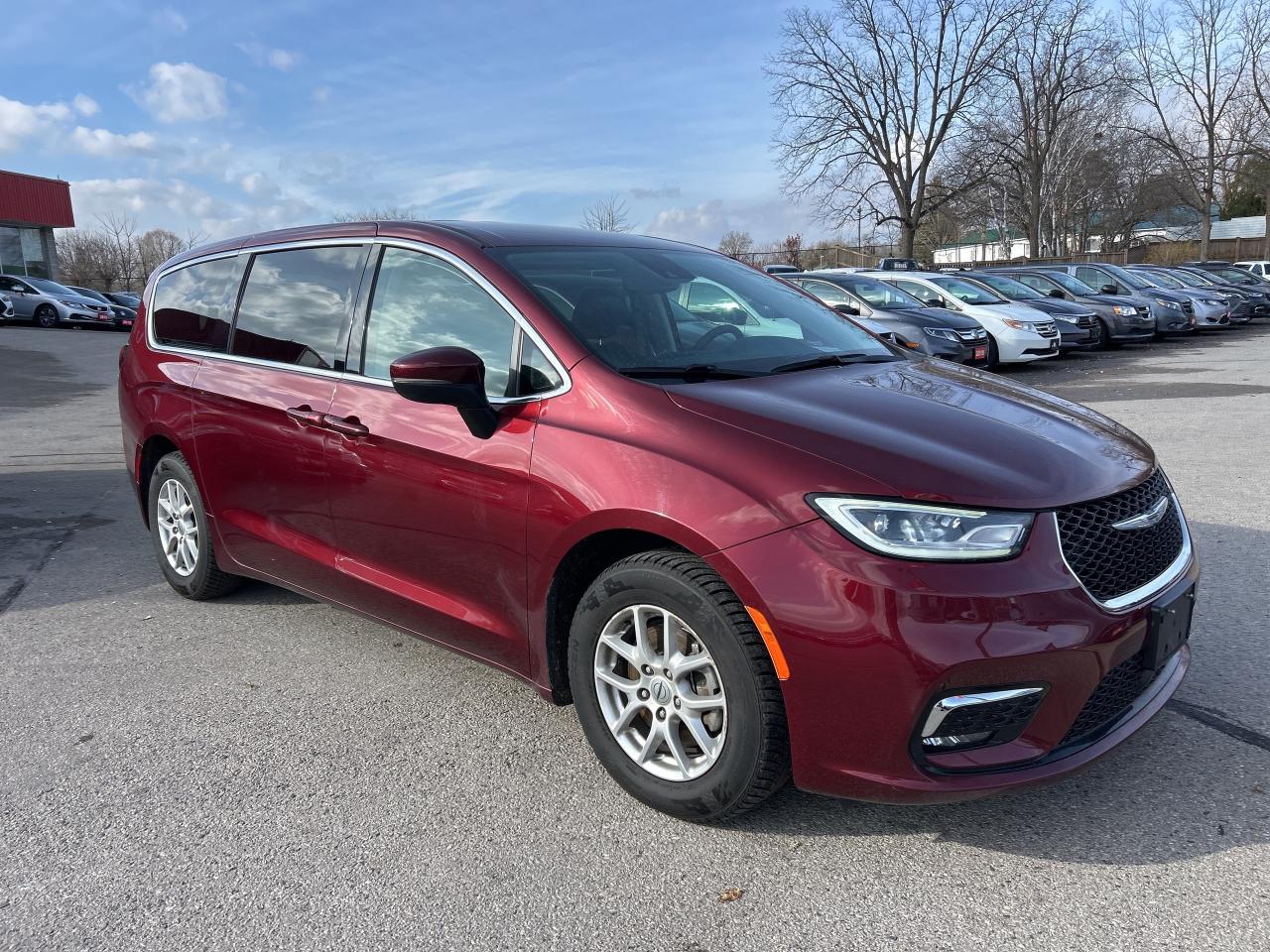 2023 Chrysler Pacifica TOURING L, CLEAN CARFAX, 7 PASSENGER, REMOTE START - Photo #4
