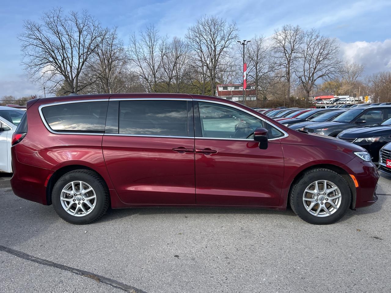 2023 Chrysler Pacifica TOURING L, CLEAN CARFAX, 7 PASSENGER, REMOTE START - Photo #5