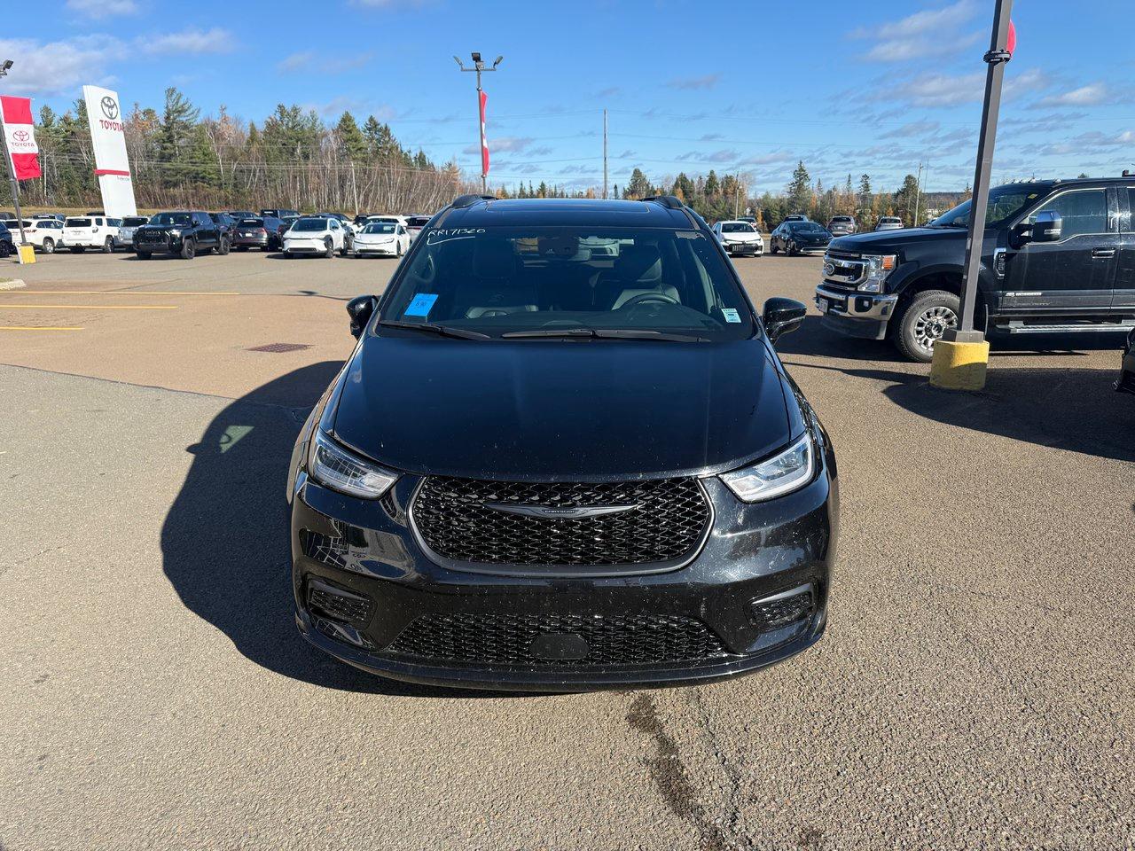 2024 Chrysler Pacifica Touring-L Photo1