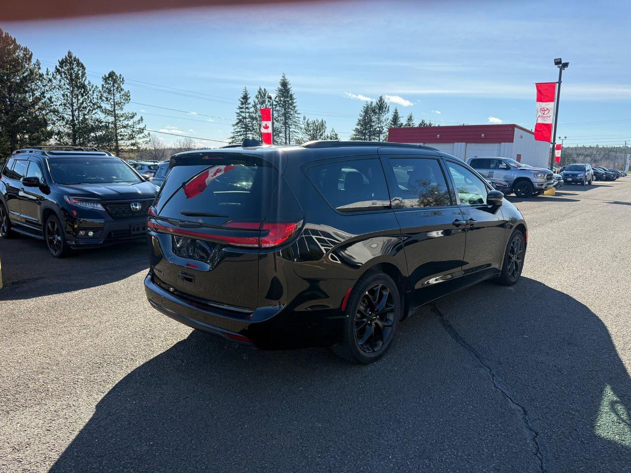 2024 Chrysler Pacifica Touring-L Photo