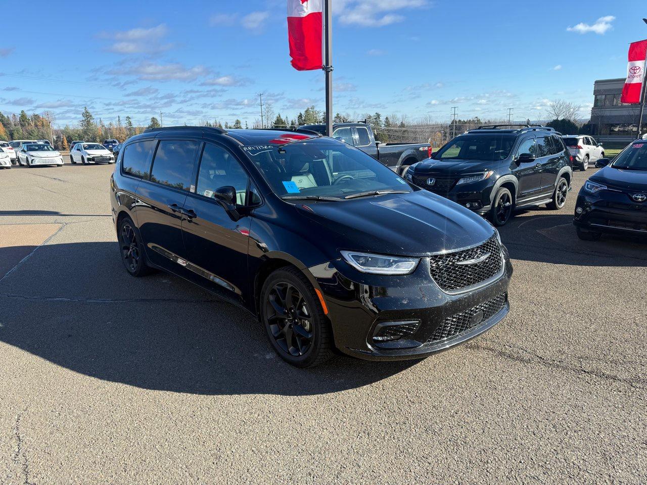 2024 Chrysler Pacifica Touring-L Photo2