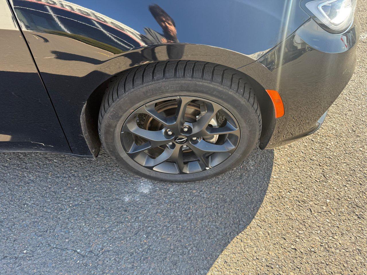 2024 Chrysler Pacifica Touring-L Photo3