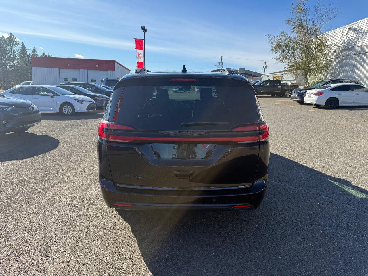 2024 Chrysler Pacifica Touring-L Photo