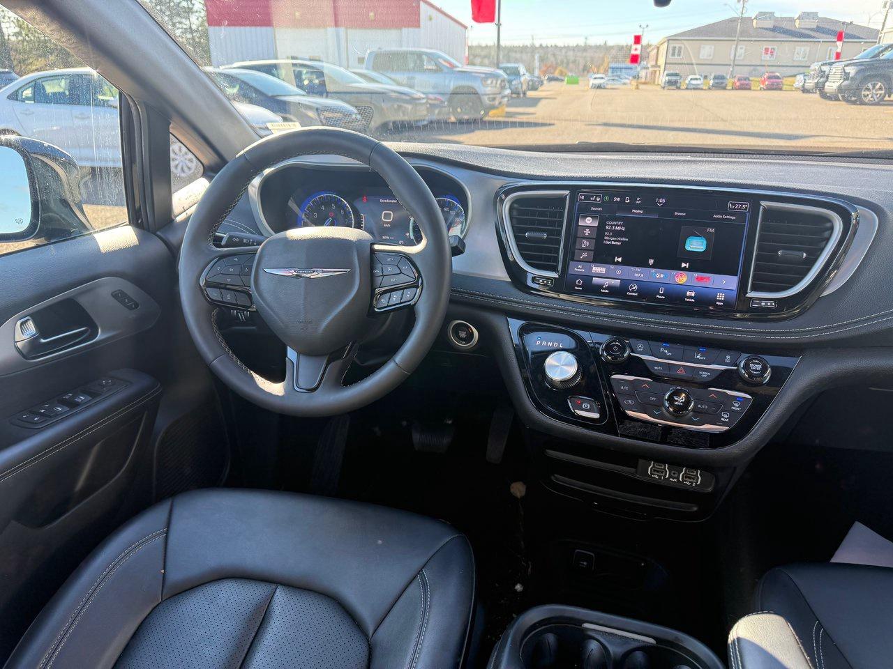 2024 Chrysler Pacifica Touring-L Photo