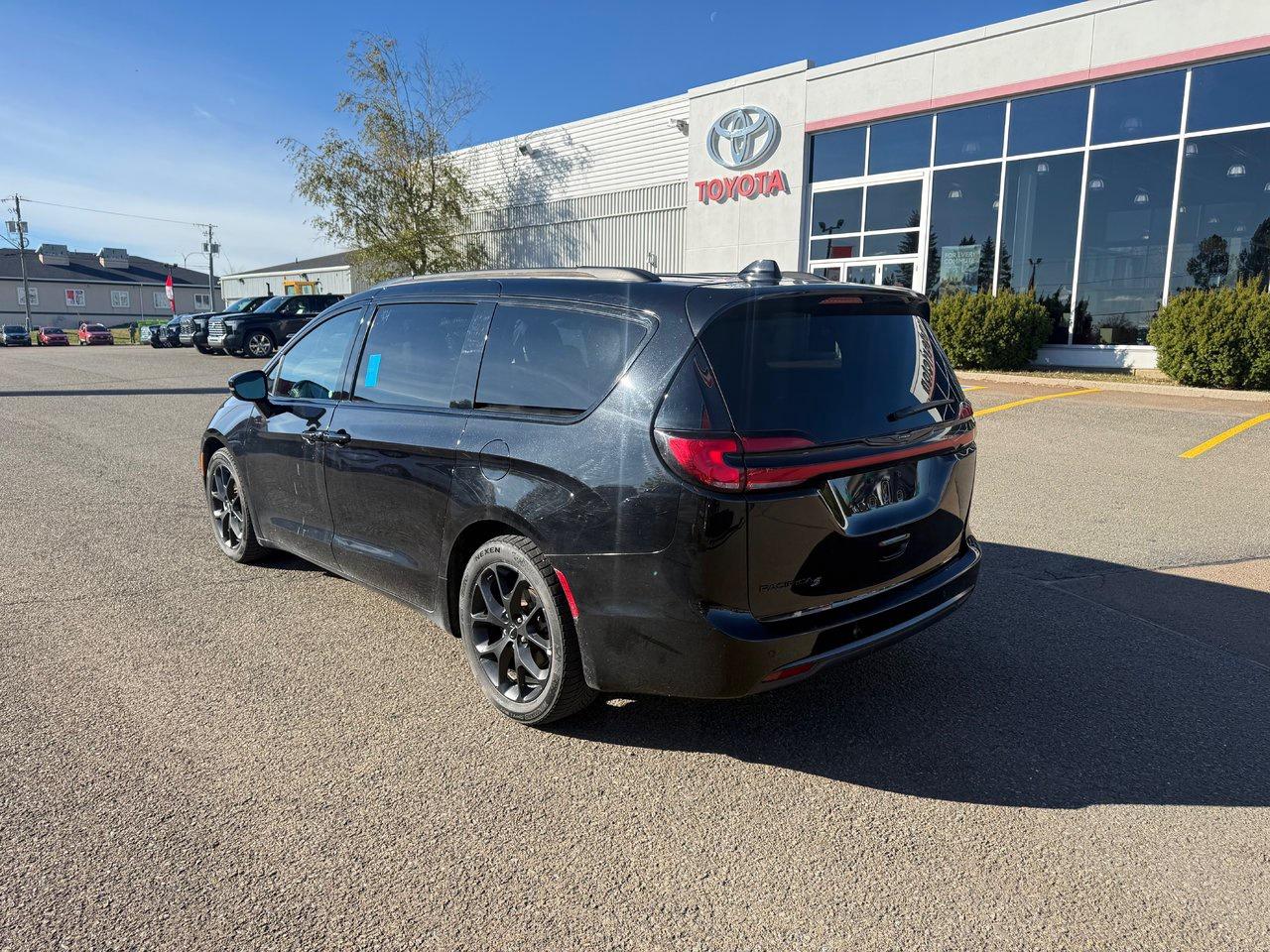 2024 Chrysler Pacifica Touring-L Photo