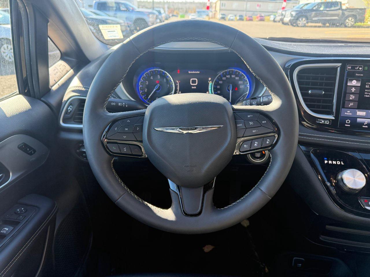 2024 Chrysler Pacifica Touring-L Photo