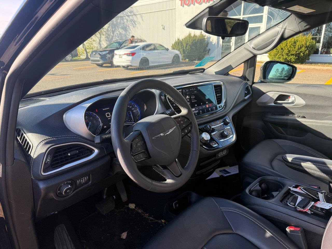 2024 Chrysler Pacifica Touring-L Photo