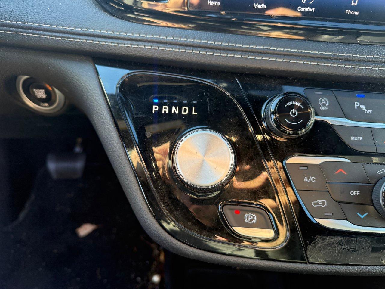 2024 Chrysler Pacifica Touring-L Photo