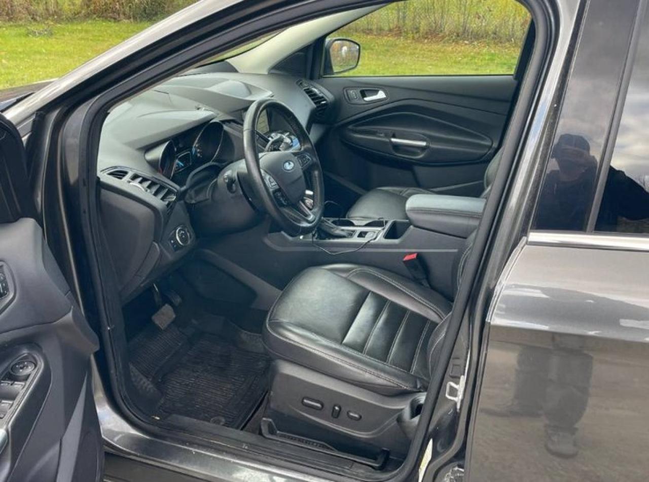 2019 Ford Escape Titanium 4WD | Tow Pkg | Pano Roof | Leather | Heated Seats + Steering | Remote Start | and More ! Photo2