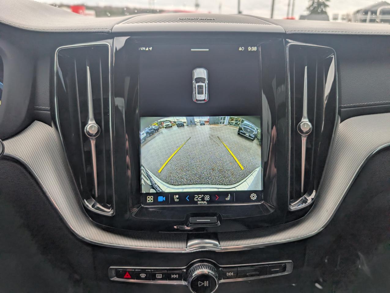 2023 Volvo XC60 B6 Ultimate Dark Theme Photo