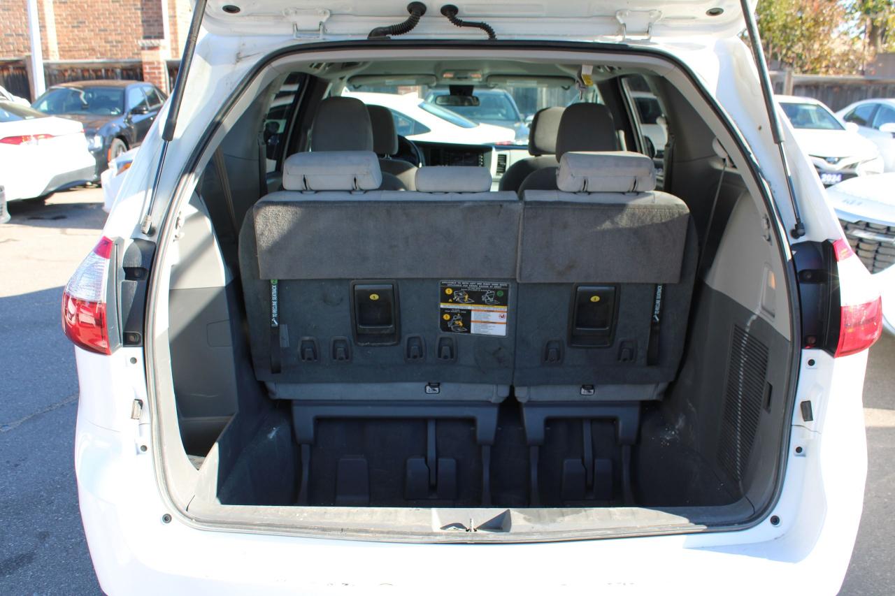 2019 Toyota Sienna 7-Passenger FWD - Photo #7