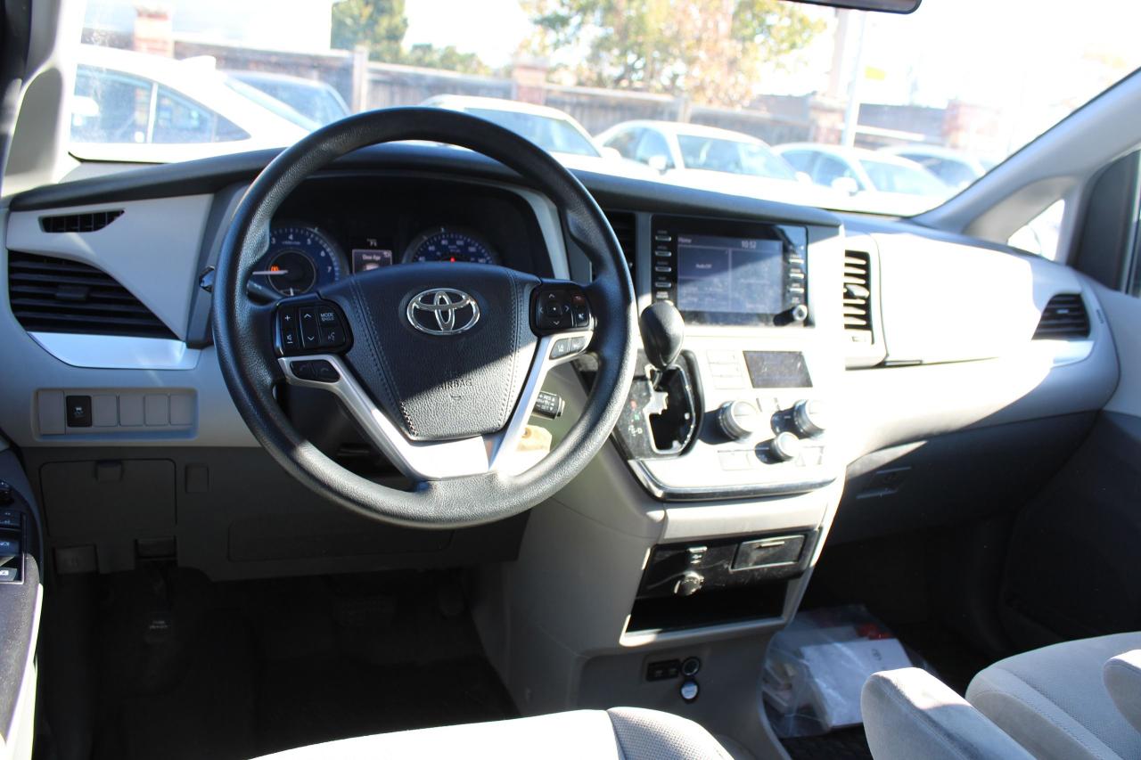 2019 Toyota Sienna 7-Passenger FWD - Photo #8