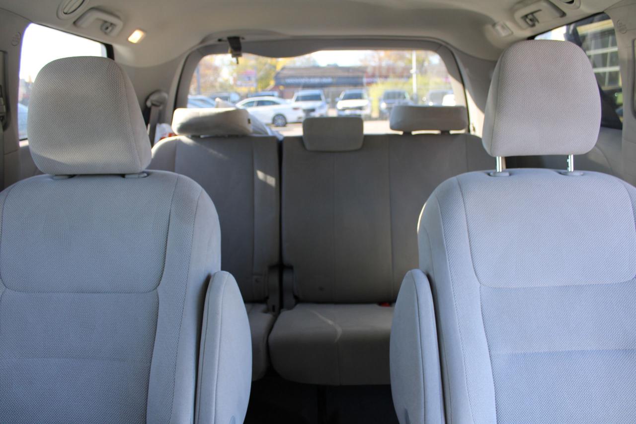 2019 Toyota Sienna 7-Passenger FWD - Photo #17