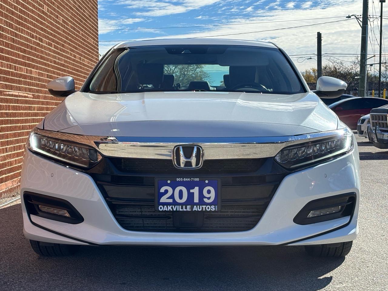 2019 Honda Accord Touring FWD Photo1