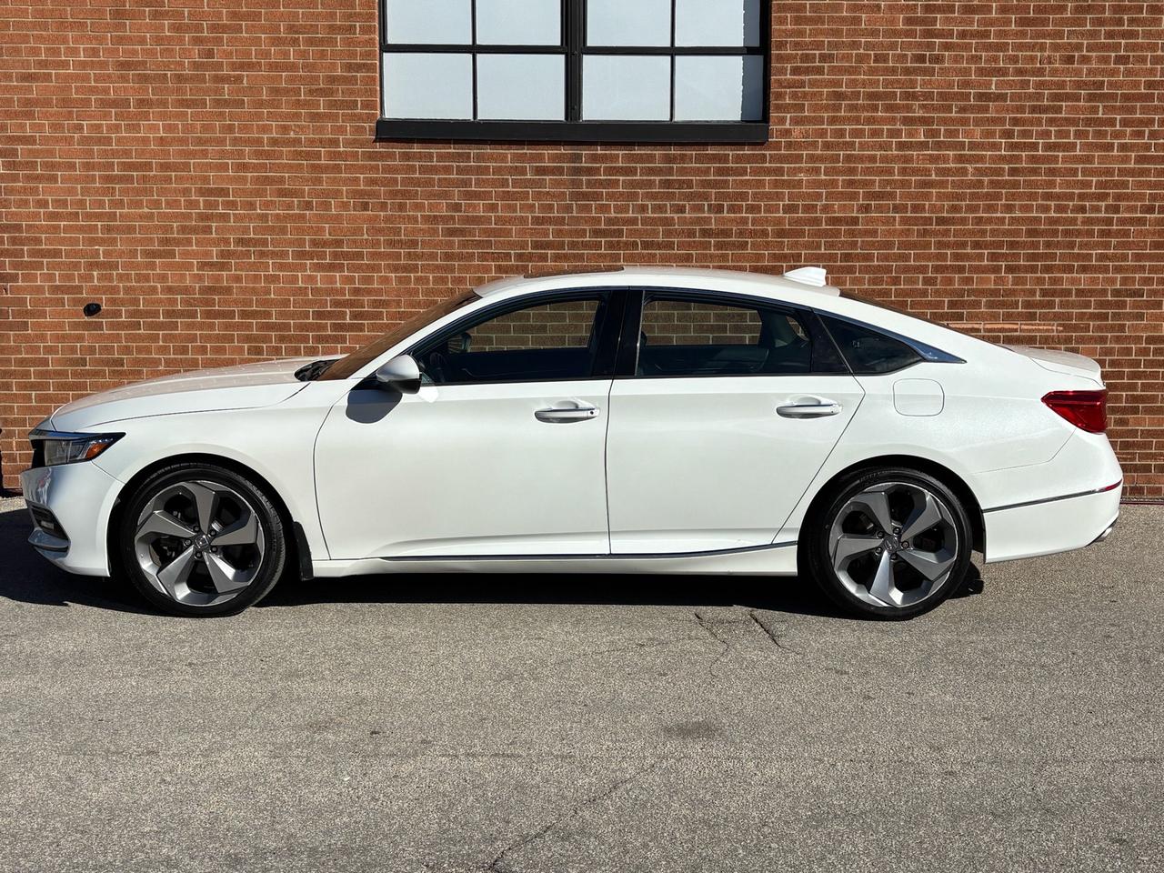 2019 Honda Accord Touring FWD Photo2